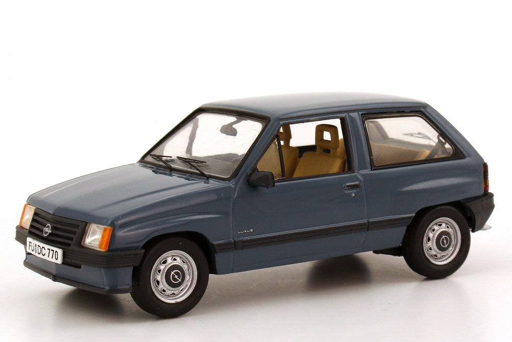 Foto 1:43 Opel Corsa A Luxus porzellan-blau Schuco 03411