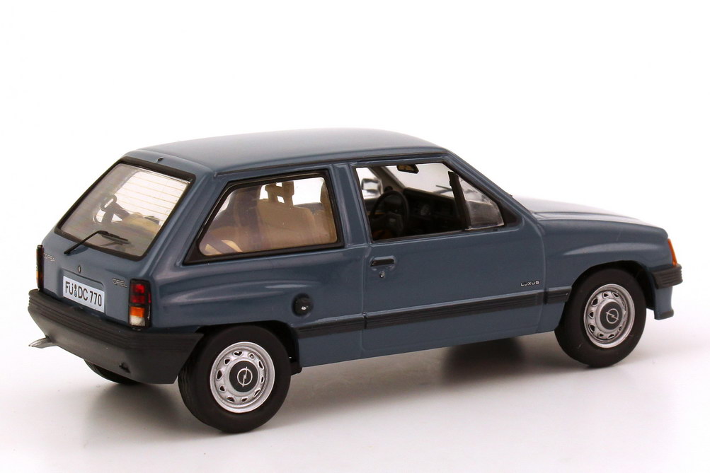 Foto 1:43 Opel Corsa A Luxus porzellan-blau Schuco 03411