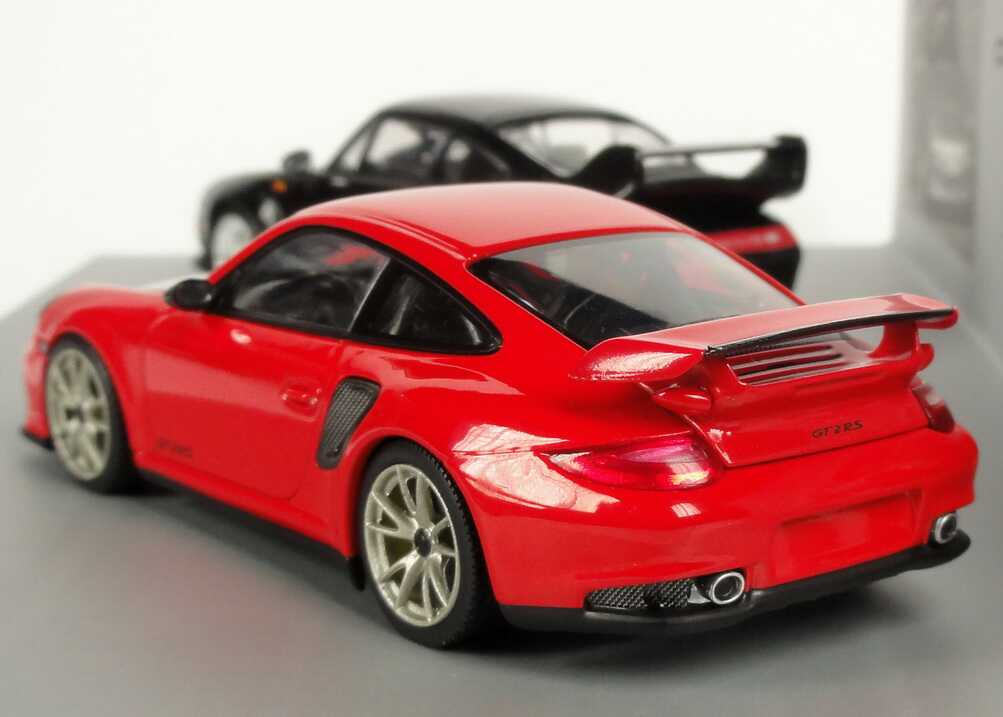 Foto 1:43 Porsche 911 GT2 Set (911 GT2 1995 schwarz + 911 GT2 RS 2010 indischrot) Werbemodell Minichamps WAP020SET27