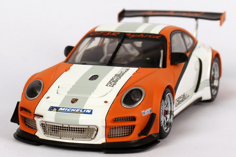 Foto 1:43 Porsche 911 GT3 R Hybrid (997) weiß/orange (Präsentation 2010) Minichamps 400108900