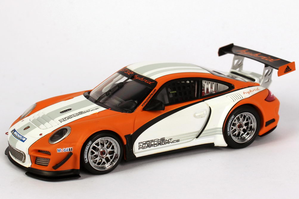 Foto 1:43 Porsche 911 GT3 R Hybrid (997) weiß/orange (Präsentation 2010) Minichamps 400108900