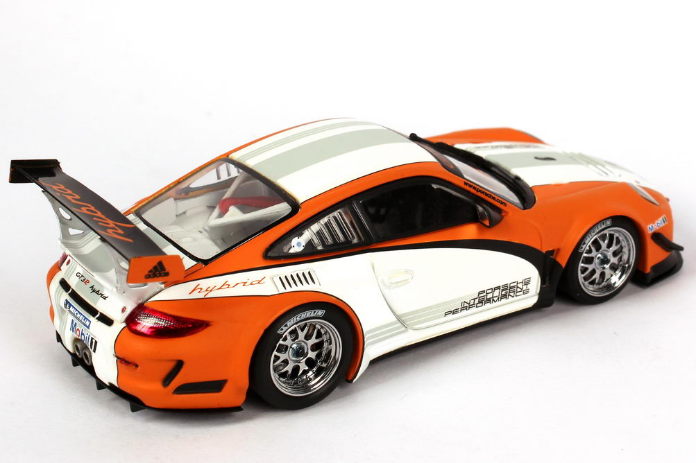 Foto 1:43 Porsche 911 GT3 R Hybrid (997) weiß/orange (Präsentation 2010) Minichamps 400108900