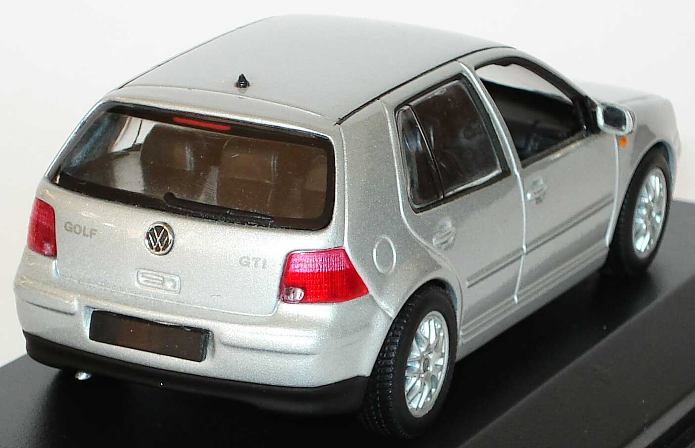 Foto 1:43 VW Golf IV GTI 4türig silber-met. Generation Golf Werbemodell Minichamps 821921107