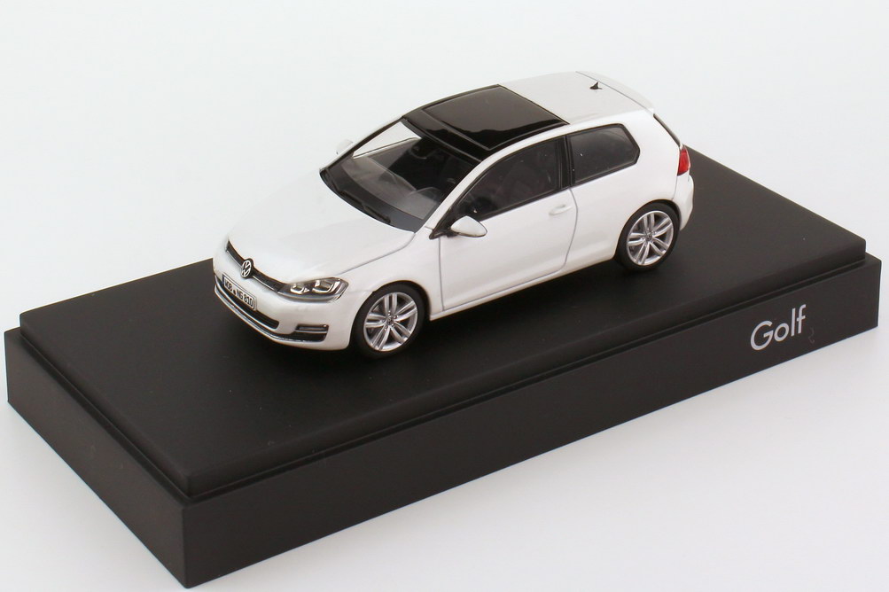 Foto 1:43 VW Golf VII 2012 2türig oryx-weiß perleffekt Werbemodell herpa 5G3099300C9A