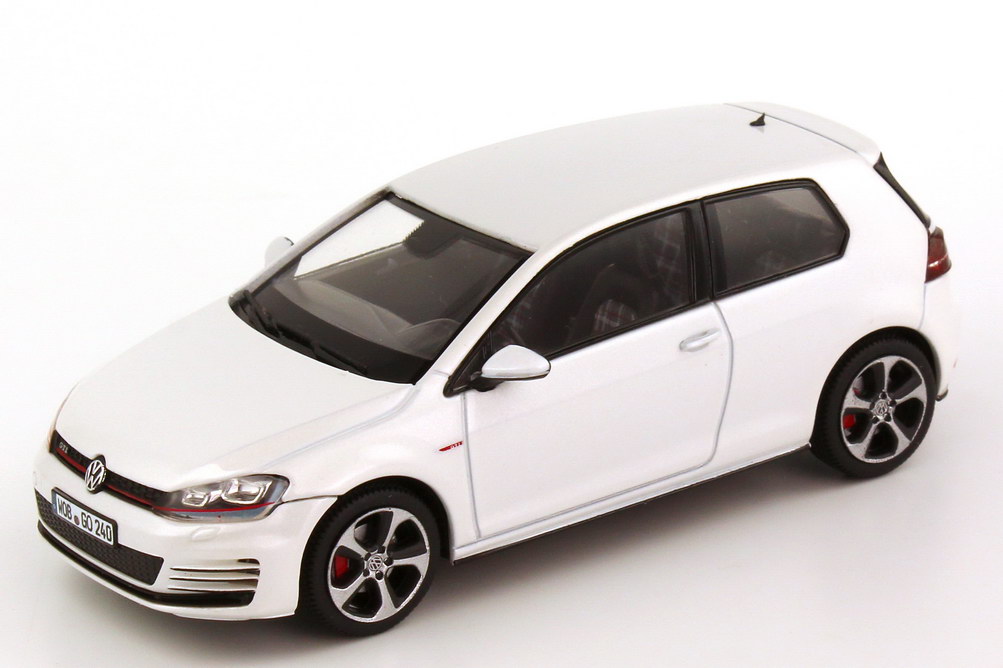 Foto 1:43 VW Golf VII GTI 2013 2türig oryx-weiß-perleffekt Werbemodell herpa 5G3099300AUJV