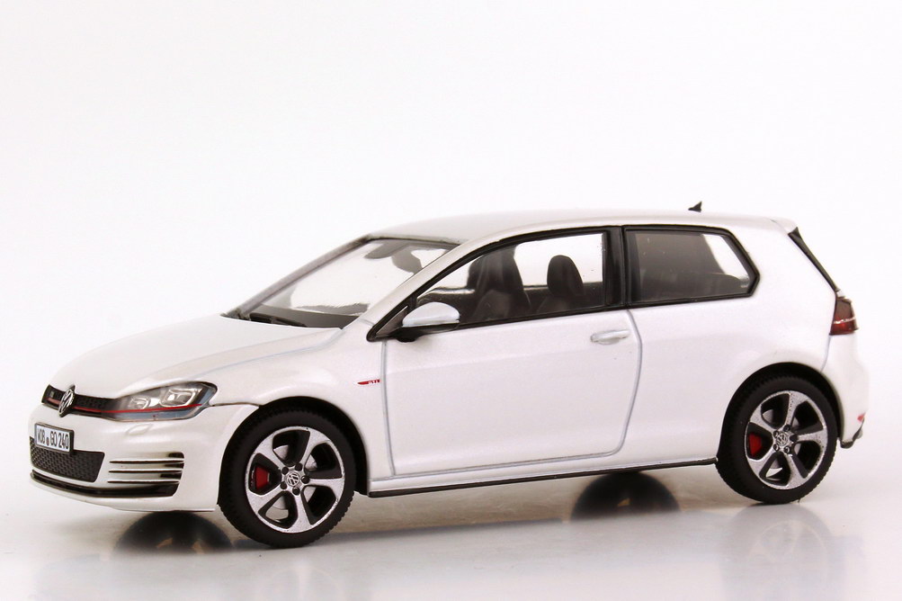Foto 1:43 VW Golf VII GTI 2013 2türig oryx-weiß-perleffekt Werbemodell herpa 5G3099300AUJV