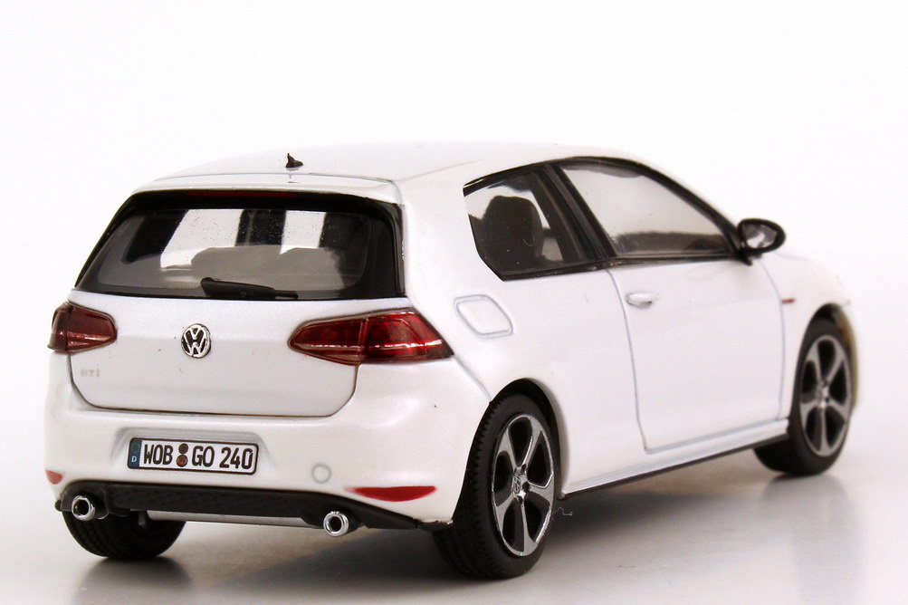 Foto 1:43 VW Golf VII GTI 2013 2türig oryx-weiß-perleffekt Werbemodell herpa 5G3099300AUJV