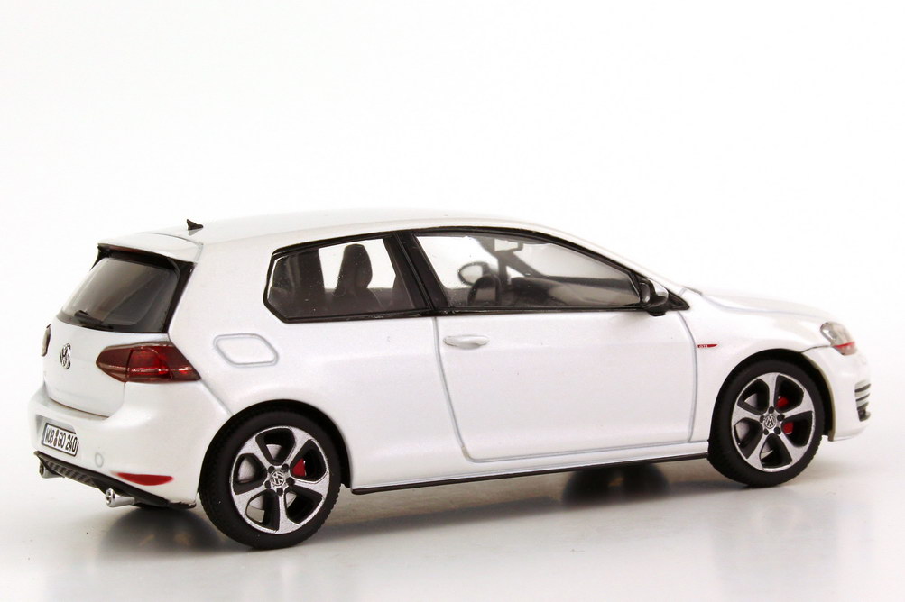 Foto 1:43 VW Golf VII GTI 2013 2türig oryx-weiß-perleffekt Werbemodell herpa 5G3099300AUJV