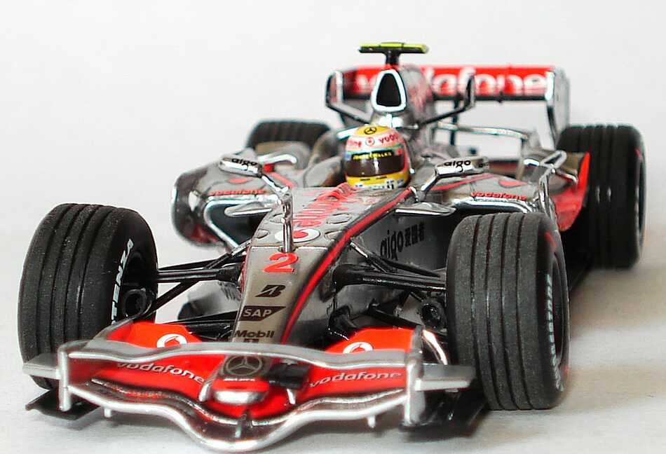 Foto 1:43 Vodafone McLaren Mercedes MP4-22 Formel 1 2007 Nr.2, Lewis Hamilton (1st win, Canada GP 2007) Minichamps 530074322