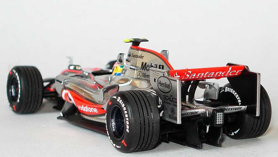 Foto 1:43 Vodafone McLaren Mercedes MP4-22 Formel 1 2007 Nr.2, Lewis Hamilton (1st win, Canada GP 2007) Minichamps 530074322