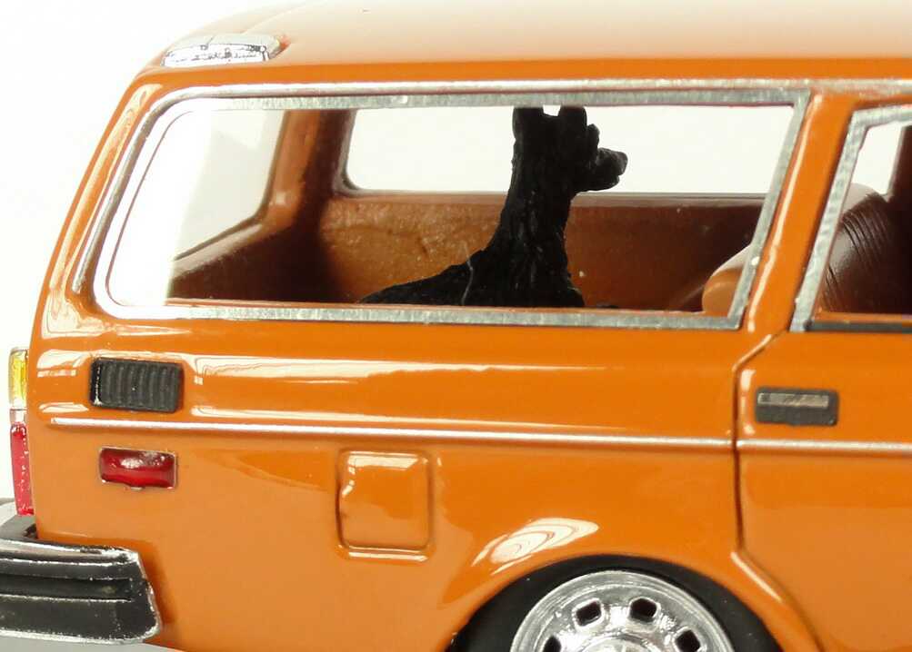 Foto 1:43 Volvo 145 Kombi (US Version) 1971 orange NEO Scale Models 43092