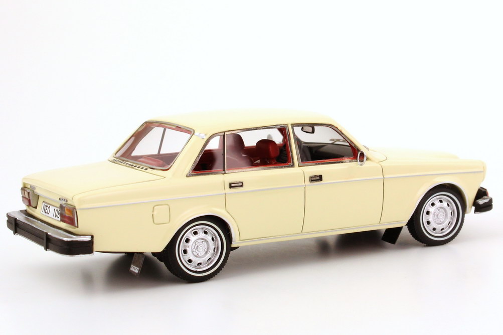 Foto 1:43 Volvo 164 (US Version) 1974 creme-weiß NEO Scale Models 43108