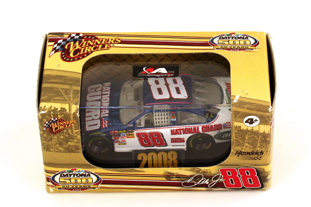 Foto 3Inch 1:64 Chevrolet Impala SS NASCAR 2008 Hendrick Motorsports, National Guard, AMP Nr.88, Dale Earnhardt Jr. (Daytona 500 Edition) Winners Circle 70761