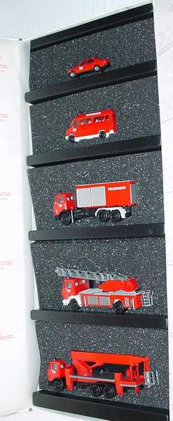 Foto 1:87 100 Jahre Automobil Daimler Benz 1886-1986 (190E Feuerwehr, 207D Bus Hochdach Feuerwehr, 3a Abrollkipper Feuerwehr, 2a Drehleiter Feuerwehr, 3a Teleskopmast Feuerwehr) herpa 6840640600