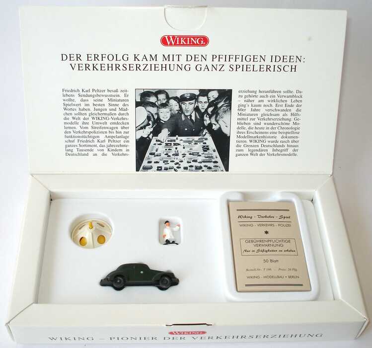 Foto 1:87 100 Jahre Peltzer I - Pionier der Verkehrserziehung (Mercedes-Benz 220 Polizei unverglast + Polizist + Rundampel + Verwarnblock) Wiking 99029