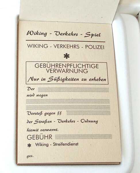 Foto 1:87 100 Jahre Peltzer I - Pionier der Verkehrserziehung (Mercedes-Benz 220 Polizei unverglast + Polizist + Rundampel + Verwarnblock) Wiking 99029