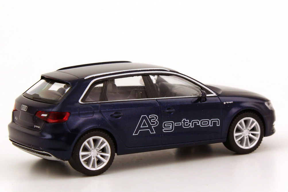 Foto 1:87 Audi A3 Sportback g-tron (8V) 2013 estoril-blau-met. Werbemodell herpa 5011303032