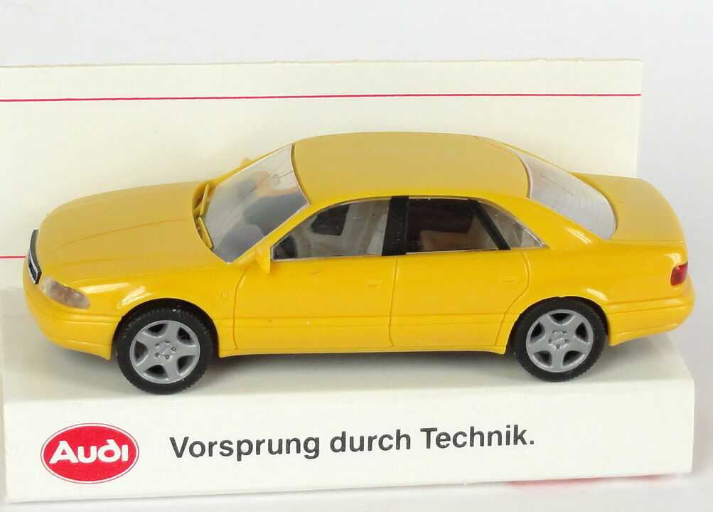 Foto 1:87 Audi A8 (D2) gelb Werbemodell Verpackungsaufdruck Vorsprung durch Technik Rietze 2000000020???