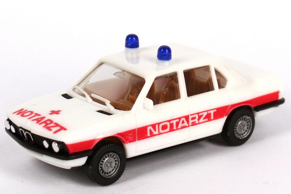 Foto 1:87 BMW 528i (E28) Notarzt weiß/rot (Haubendruck fett) herpa 4061/3