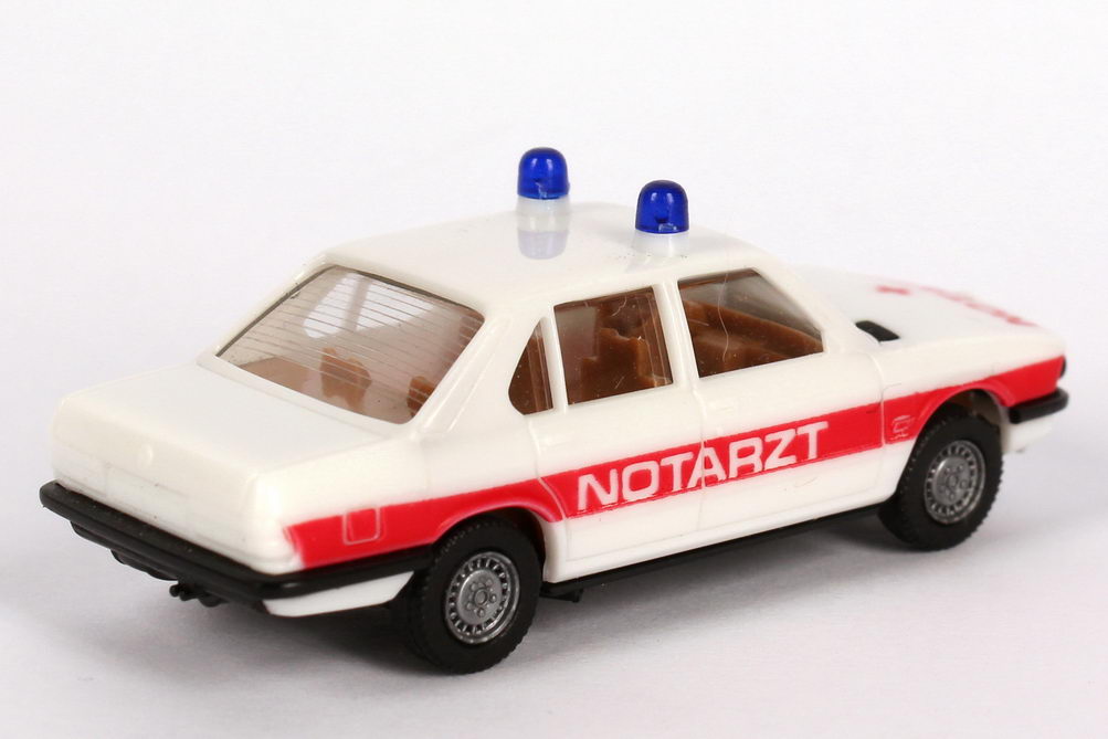 Foto 1:87 BMW 528i (E28) Notarzt weiß/rot (Haubendruck fett) herpa 4061/3