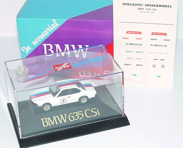 Foto 1:87 BMW 635 CSI (E24) weiß mit M-Team-Streifen Nr.7 In Memorial (mit Naßschiebebogen) herpa