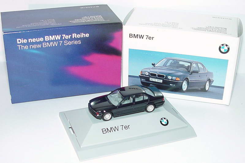Foto 1:87 BMW 740i (E38) blauschwarz Werbemodell hellgrauer Sockel herpa 80419419720