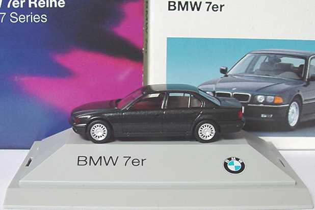Foto 1:87 BMW 740i (E38) schwarz-met. Werbemodell hellgrauer Sockel herpa 80419419720