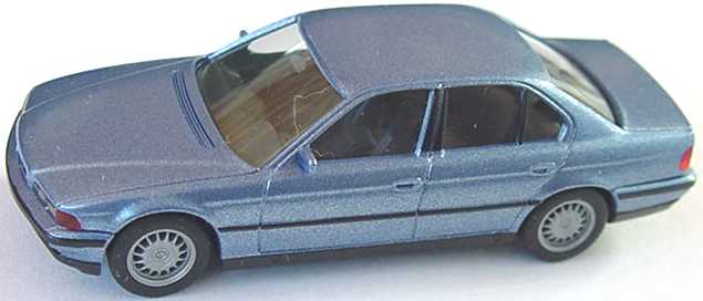 Foto 1:87 BMW 740i (E38) veilchenblau-met. herpa 031646
