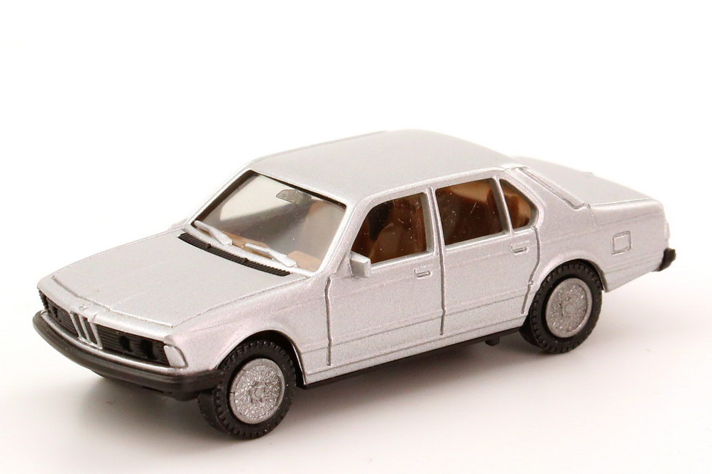 Foto 1:87 BMW 7er 745i (E23) silbermet., IA beige, Kreuzspeichen-Felgen herpa 3027