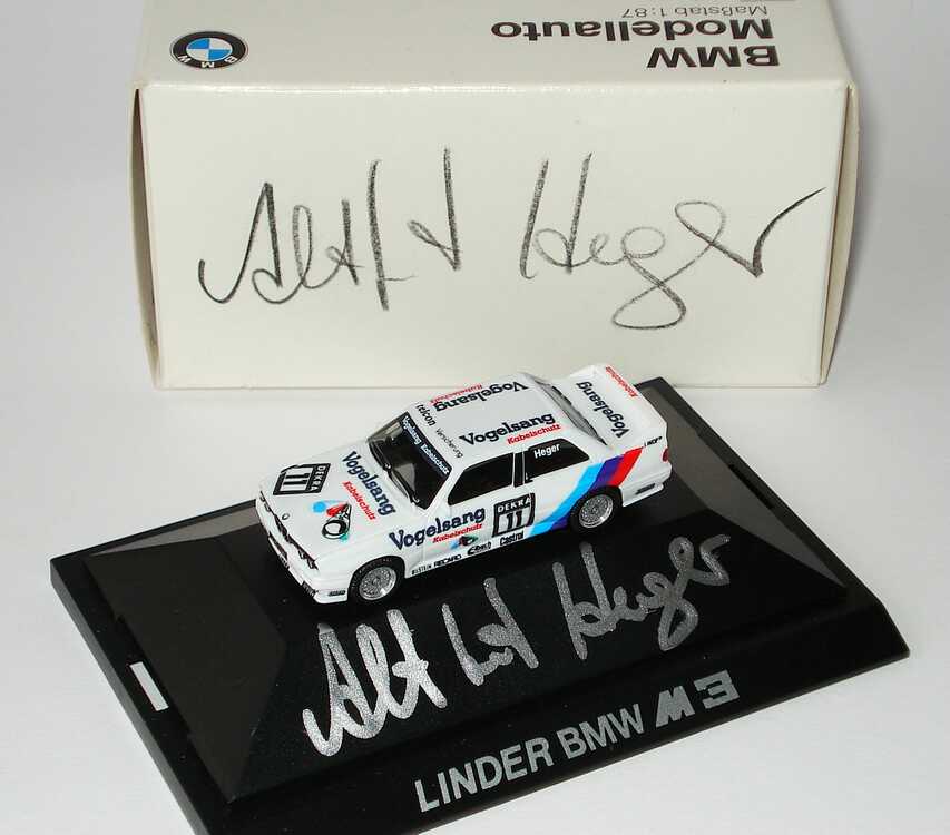 Foto 1:87 BMW M3 (E30) DTM 1990 Linder, Vogelsang Nr.11, Heger Werbemodell mit Fahrerautogramm auf Sockel und Verpackung herpa 82229417844