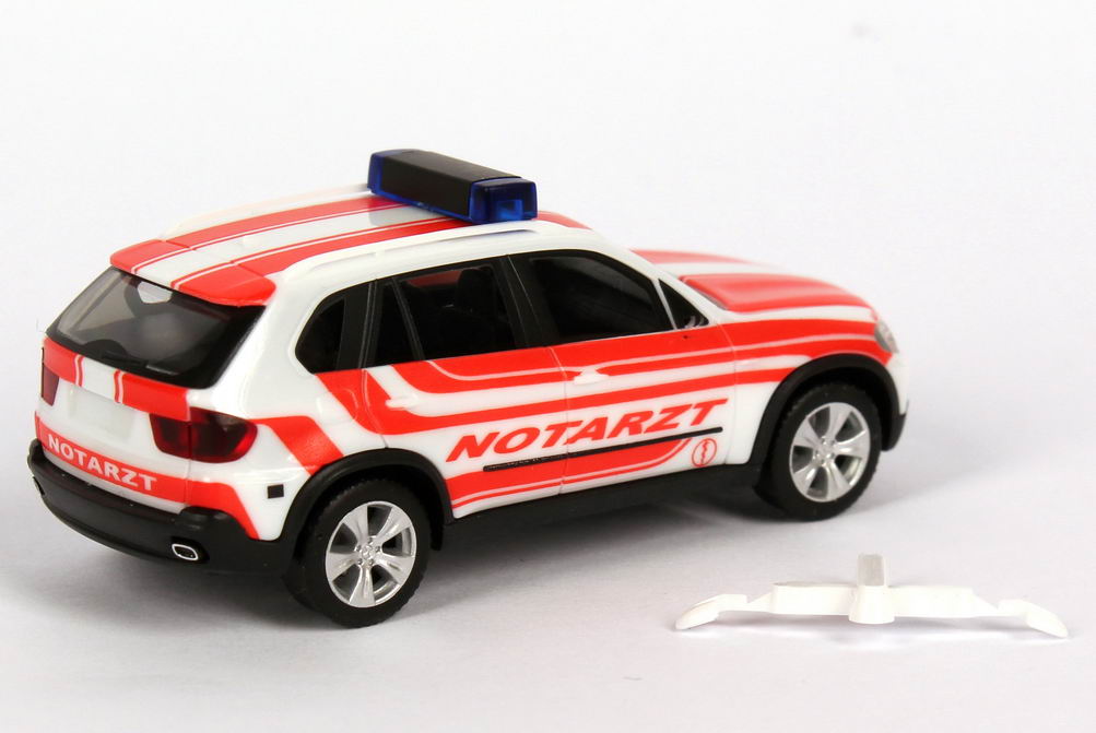 Foto 1:87 BMW X5 (E70) NEF Notarzt weiß/rot (Präsentationsdesign IAA 2009) herpa 048460