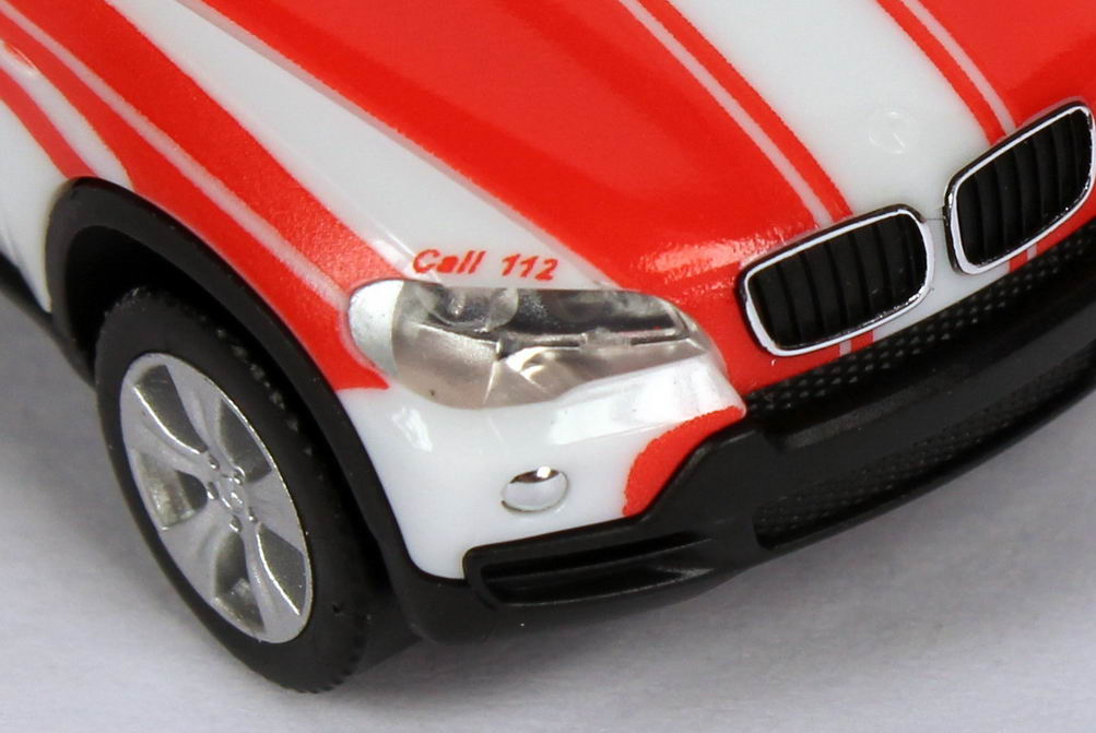 Foto 1:87 BMW X5 (E70) NEF Notarzt weiß/rot (Präsentationsdesign IAA 2009) herpa 048460