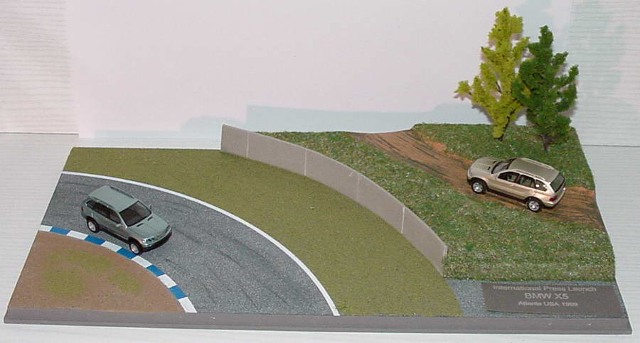 Foto 1:87 BMW X5 International Press Launch Atlanta USA 1999 (Diorama mit 2x BMW X5)Werbemodell herpa 80410007655
