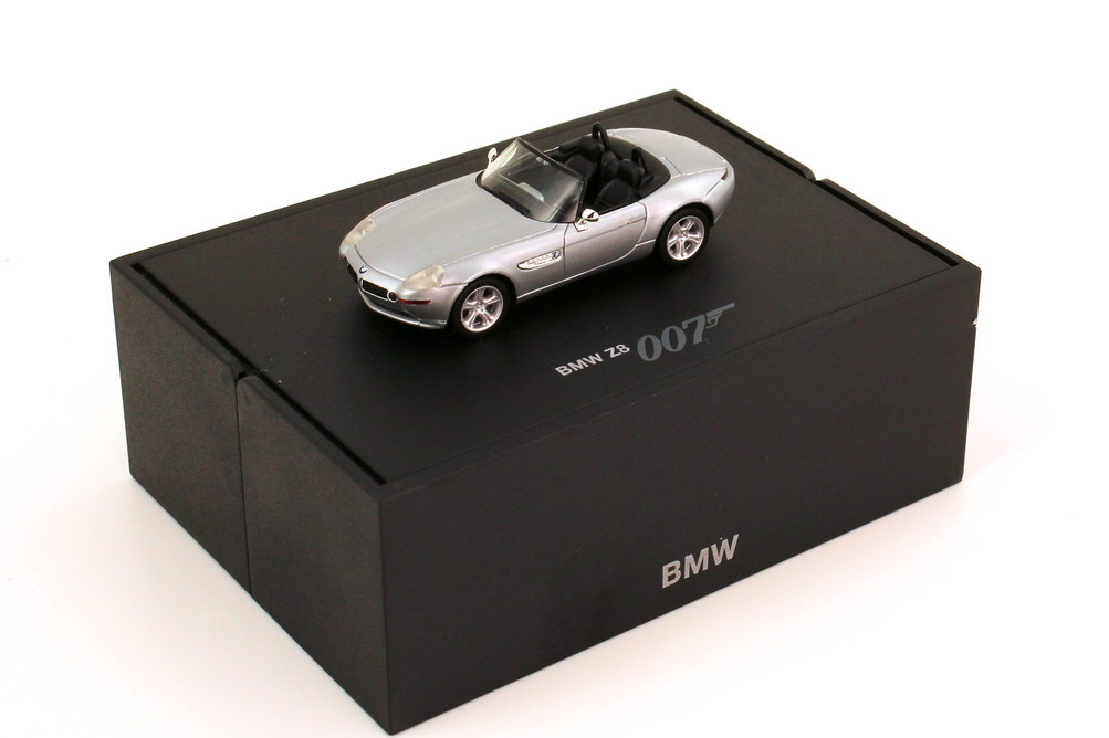 Foto 1:87 BMW Z8 Roadster (E52) titansilber-met. James Bond 007 - The World Is Not Enough Werbemodell herpa 80410007665