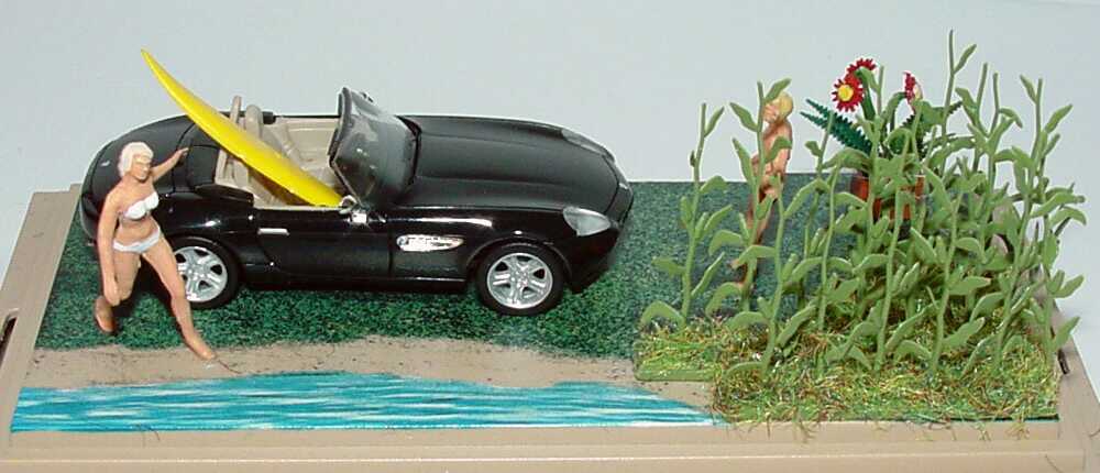Foto 1:87 BMW Z8 schwarz mit Surfbrett Summertime Diorama Werbemodell in blauem Samtsäckchen herpa 80410410088