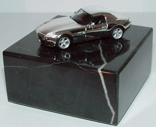 Foto 1:87 BMW Z8 verchromt mit Hardtop auf Marmorsockel (C&D Exclusiv-Edition) herpa 260695