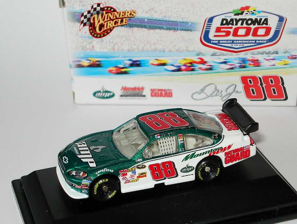 Foto 1:87 Chevrolet Impala SS NASCAR 2009 Hendrick Motorsports, AMP, National Guard Nr.88, Dale Earnhardt Jr. (Daytona 500) Winners Circle 06748