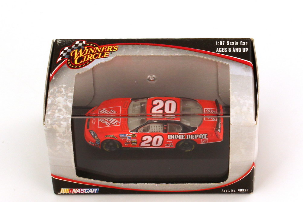 Foto 1:87 Chevrolet Monte Carlo SS NASCAR 2006 Joe Gibs Racing, Home Depot Nr.20, Tony Stewart Winners Circle 47838
