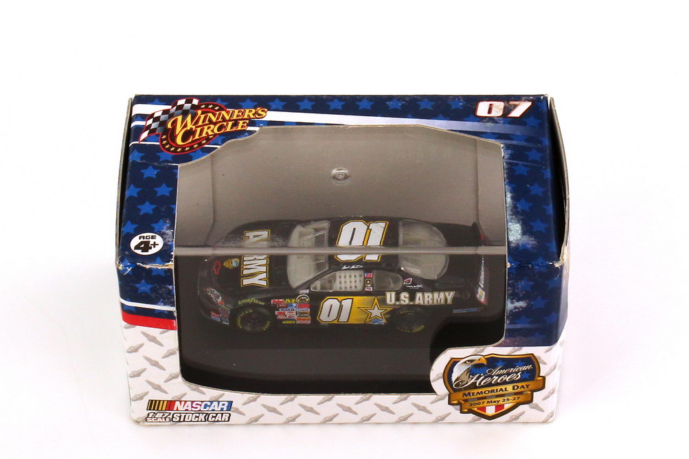 Foto 1:87 Chevrolet Monte Carlo SS NASCAR 2007 Ginn Racing, U.S. Army Nr.01, Mark Martin (Memorial Day Edition) Winners Circle 64761