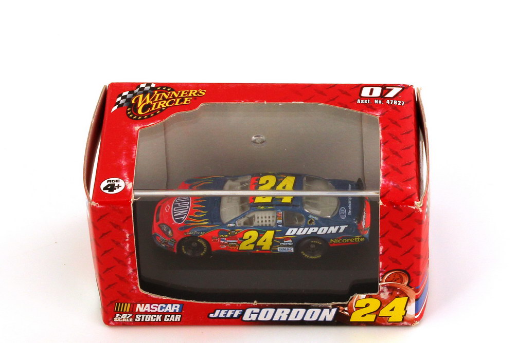 Foto 1:87 Chevrolet Monte Carlo SS NASCAR 2007 Hendrick Motorsports, DuPont Nr.24, Jeff Gordon Winners Circle 47852