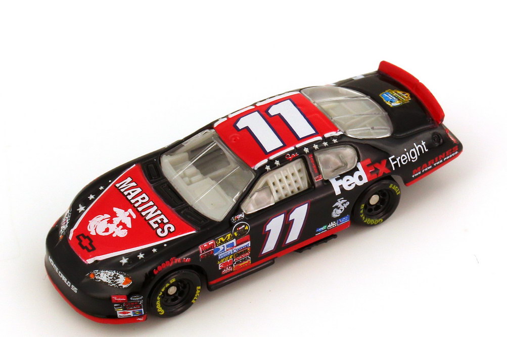 Foto 1:87 Chevrolet Monte Carlo SS NASCAR 2007 Joe Gibs Racing, Marines Nr.11, Denny Hamlin (Memorial Day Edition) Winners Circle 64773