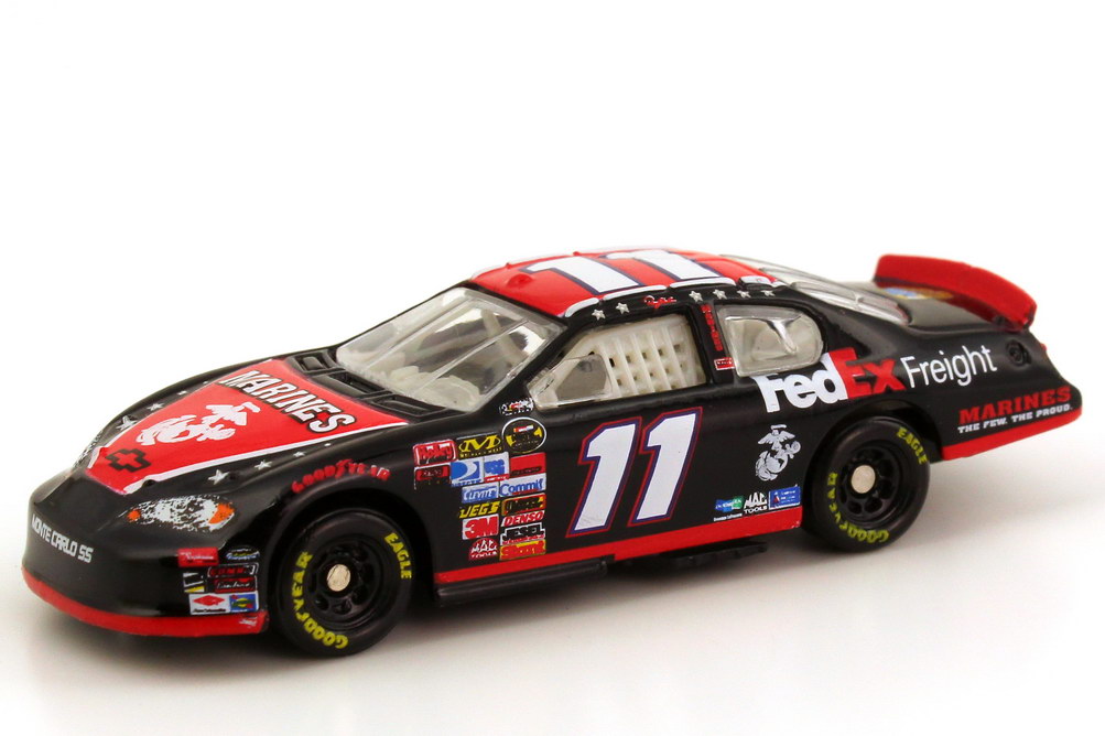 Foto 1:87 Chevrolet Monte Carlo SS NASCAR 2007 Joe Gibs Racing, Marines Nr.11, Denny Hamlin (Memorial Day Edition) Winners Circle 64773