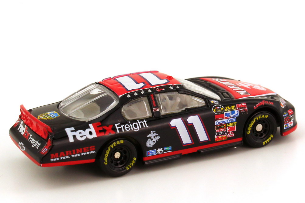 Foto 1:87 Chevrolet Monte Carlo SS NASCAR 2007 Joe Gibs Racing, Marines Nr.11, Denny Hamlin (Memorial Day Edition) Winners Circle 64773
