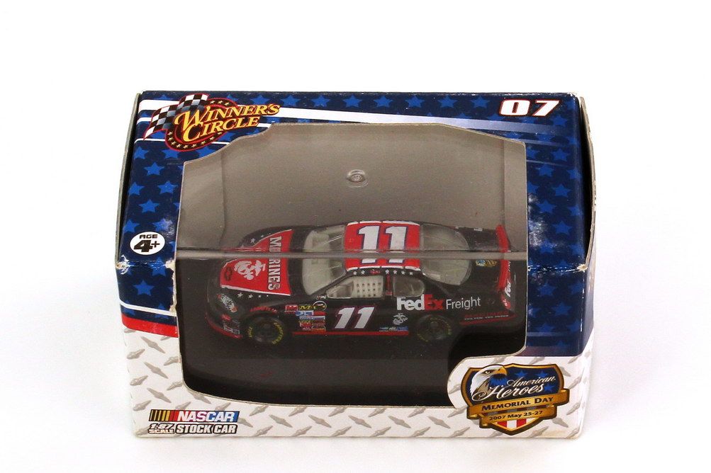 Foto 1:87 Chevrolet Monte Carlo SS NASCAR 2007 Joe Gibs Racing, Marines Nr.11, Denny Hamlin (Memorial Day Edition) Winners Circle 64773