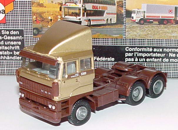 Foto 1:87 DAF 3300 mit Dachspoiler 3a Szgm gold-met. herpa 835271