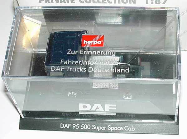 Foto 1:87 DAF 95 Super Space Cab Cv 2a Szgm dunkelgrün-met. Zur Erinnerung - Fahrerinformation DAF-Trucks Deutschland herpa