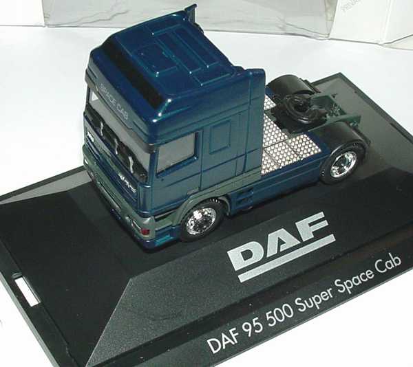 Foto 1:87 DAF 95 Super Space Cab Cv 2a Szgm dunkelgrün-met. Zur Erinnerung - Fahrerinformation DAF-Trucks Deutschland herpa