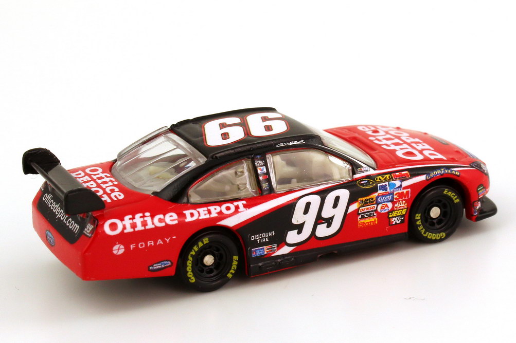 Foto 1:87 Ford Fusion NASCAR 2008 Roush Racing, Office Depot Nr.99, Carl Edwards (Daytona 500 Edition) Winners Circle 70473