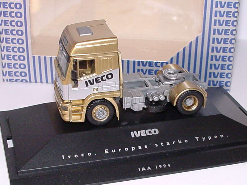 Foto 1:87 Iveco EuroTech Hochdach 2a Szgm goldmet./silber-met. IAA 1994 Werbemodell herpa 2482