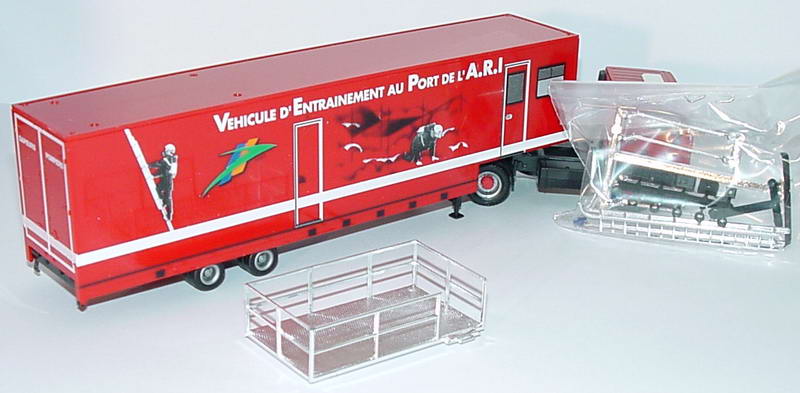 Foto 1:87 Iveco EuroTech JuKoSzg 2/2 Sapeurs Pompiers - Vehicule d´ Entrainement au Port de l´ A.R.I. herpa 142786